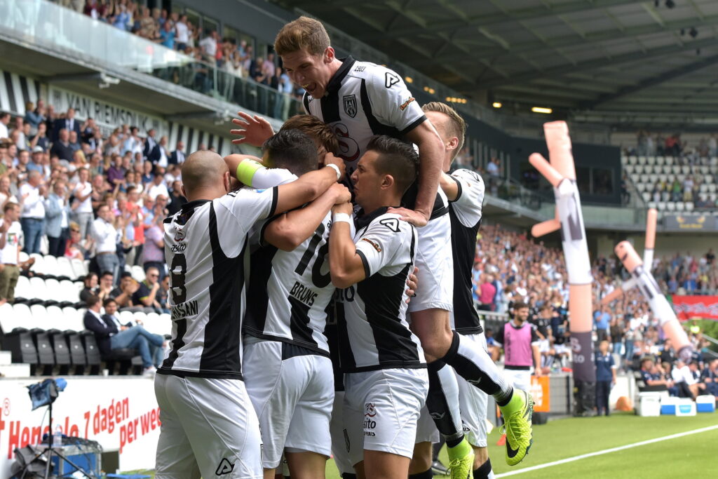 Juichende spelers Heracles-Willem II