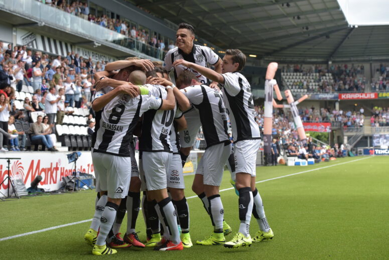 Heracles-Willem II juichende spelers