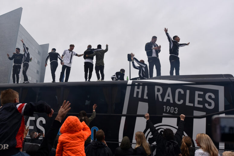 Heracles spelers vieren feest op de bus