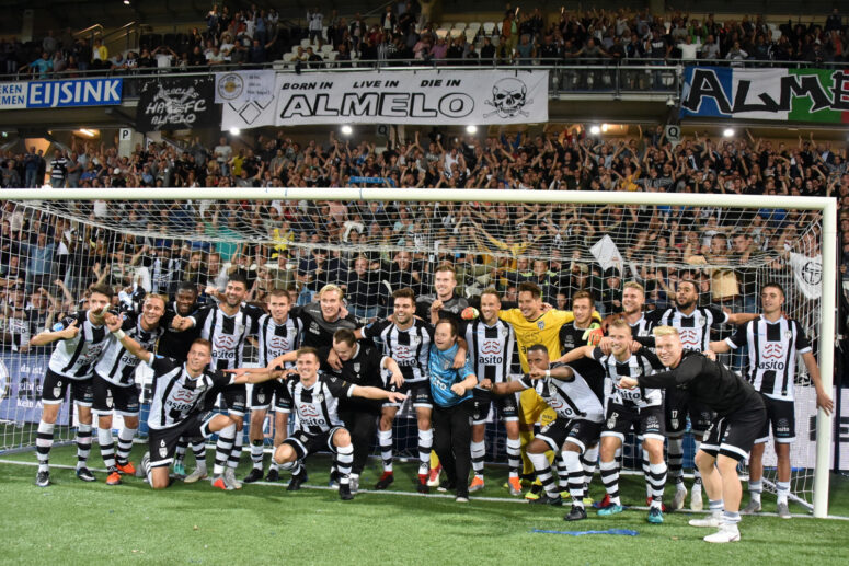 Spelers en supporters na Heracles-Ado Den Haag