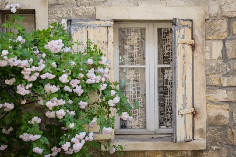 ToF Behang stenen muur en raampje in beige kleuren