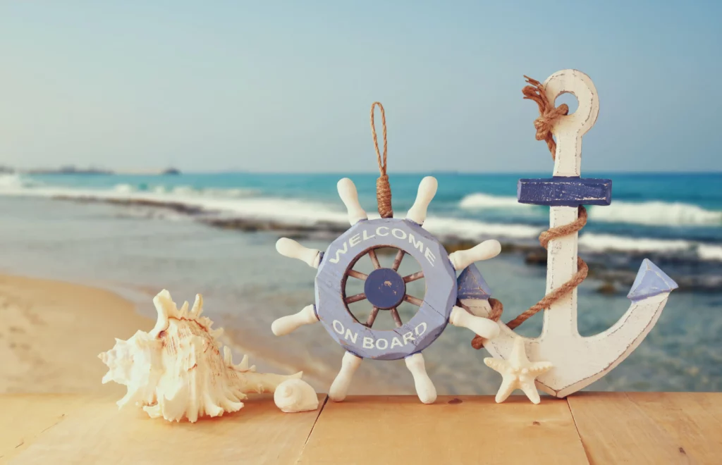 ToF Behang strand met houten wiel, anker en schelpen op tafel