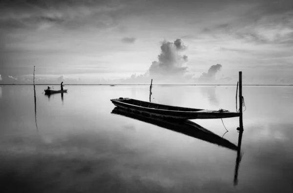 ToF Behang landschap zwart-wit met vissersbootje